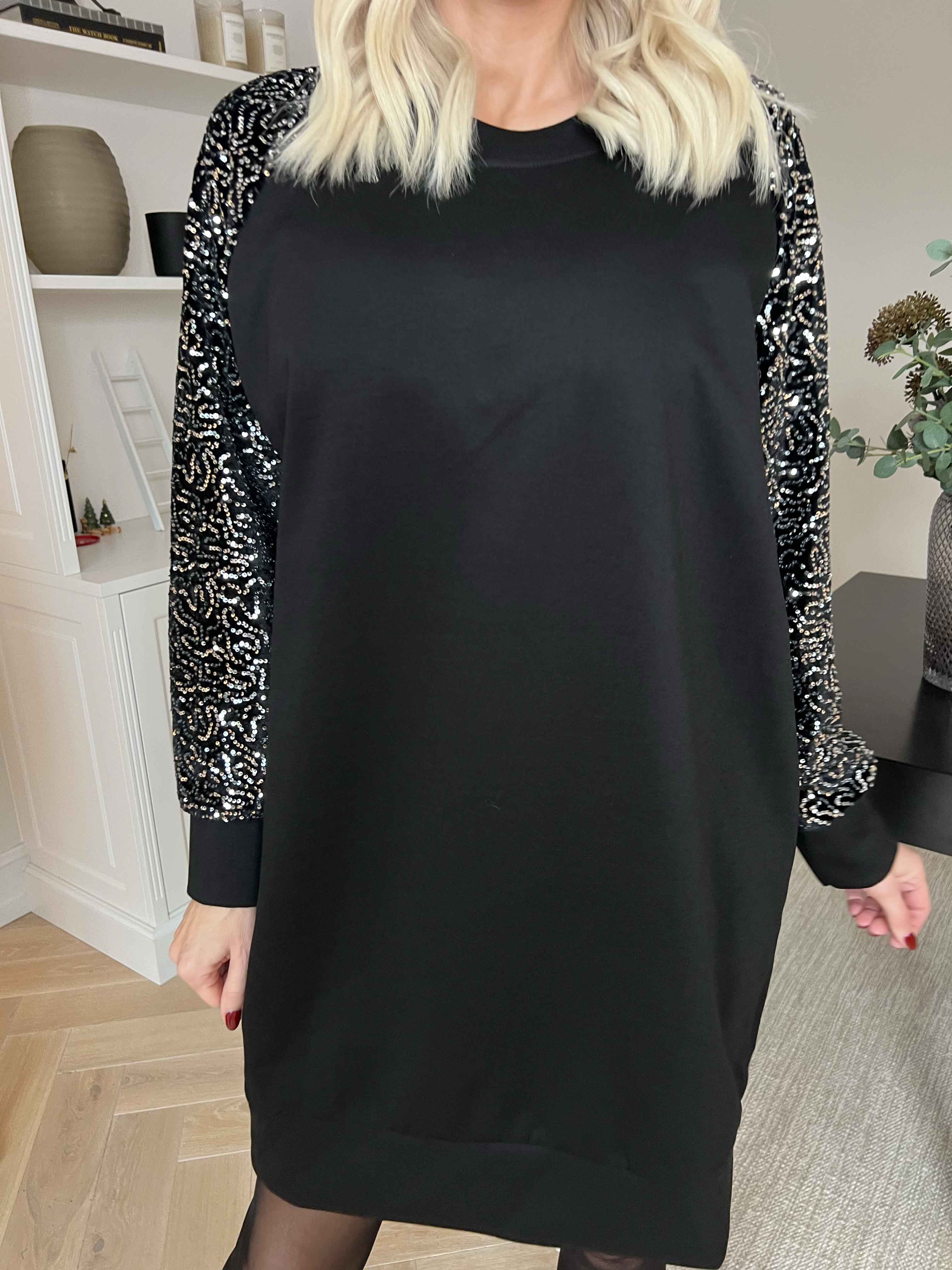 Parma - Joggingkjole med pailletærmer